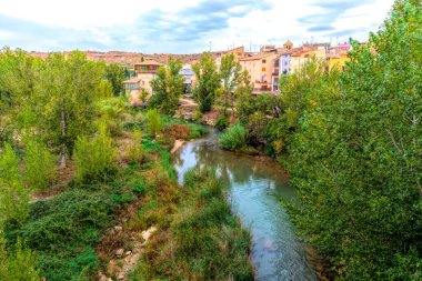 Alcaniz Teruel ili Aragon İspanya Guadalope nehrinin kıyısında
