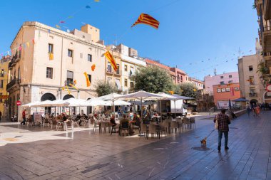 5 Ekim 2022 Çarşamba günü İspanya 'nın tarihi Tarragona kenti Costa Dorada Katalonya' daki kafelerde turist ve ziyaretçiler