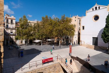 5 Ekim 2022 Çarşamba günü Katalonya İspanya 'da turist ve ziyaretçilerle birlikte Tarragona eski kasaba meydanı