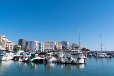 Limandaki tekneler Ekim güneşli limanı L 'Ampolla, Katalonya, Tarragona Eyaleti İspanya 