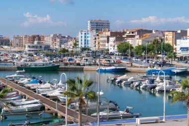 12 Ekim Çarşamba günü İspanya 'nın Tarragona Eyaleti Katalonya' nın L 'Ampolla limanında palmiye ağaçları ile limandaki botlar