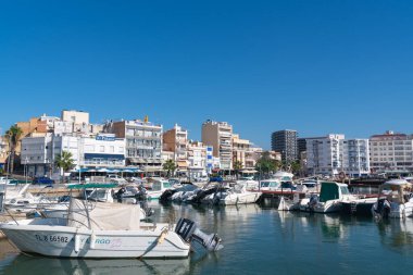 12 Ekim Çarşamba günü İspanya 'nın Tarragona Eyaleti L' Ampolla, Katalonya limanındaki limandaki teknelerin görüntüsü