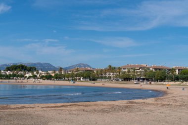 Platja de la Llosa plajı İspanya 'nın en güzel kumlu sahillerinden biri olan Costa Dorada Katalonya' yı kamufle ediyor.