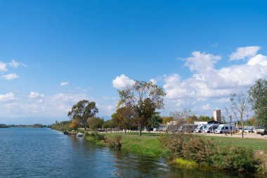 Ebro Nehri, Ebro Deltası, Tarragona, Katalonya, İspanya yakınlarındaki Campervanlar ve karavanlar
