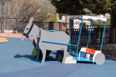 İspanya 'nın tarihi beyaz Mijas Pueblo köyünde 22 Şubat Çarşamba günü eşek ve araba teçhizatıyla çocuk oyun alanı