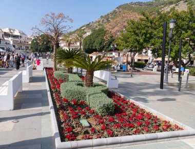 Mijas İspanya 'nın ana meydanı güzel çiçekler 22 Şubat 2023 Çarşamba günü Plaza de la Constitucion' da turistleri ve ziyaretçileri karşıladı.