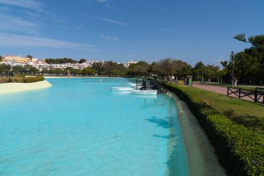 Torremolinos İspanya Battery Park 'ta kayık gölü Parque La Bateria adlı güzel yeşil alan Endülüs İspanya