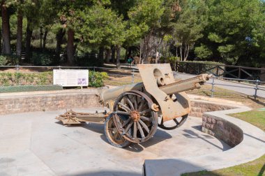 Battery Park 'taki top La Bateria turizm merkezi. Torremolinos, İspanya, Costa Del Sol, 23 Şubat Perşembe günü.