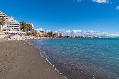 Benalmadena plajı ve açık mavi deniz ve gökyüzü İspanya, Costa Del Sol 24 Şubat Cuma günü