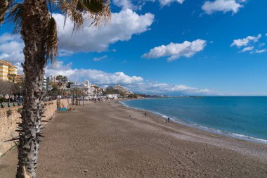 Playa de Santa Ana plajı ve palmiye ağacı Benalmadena, İspanya sahillerinden biri, Costa Del Sol 24 Şubat Cuma günü