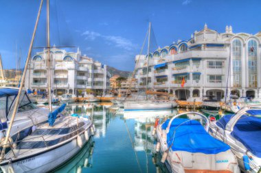 İspanya 'nın Benalmadena limanında parlak renkli tekneleri ve yatları var.