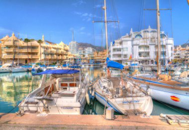Costa del Sol Benalmadena İspanya Limanı. Tekneleri, yatları ve renkli daireleri var.