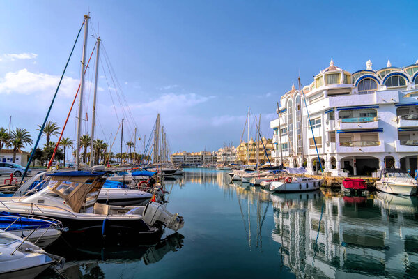 Benalmadena Marina Spain с катерами и яхтами и апартаментами Costa del Sol 