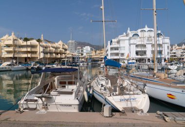 Playa Santa Ana plajındaki Benalmadena gezinti paseosu 24 Şubat 2023 Cuma günü popüler turizm kasabası Costa Del Sol 'daki plajlardan biri.