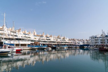 Benalmadena Marina İspanya Costa Del Sol 24 Şubat 2023 Cuma günü tekne ve daireleri ile