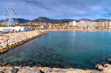 Benalmadena plajı Playa de Fuente Salud büyük tekerlekli ve dağlara bakan İspanya Costa del Sol