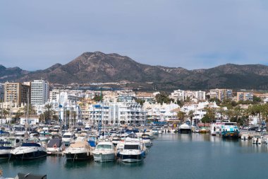 24 Şubat Cuma günü mavi deniz ve gökyüzü olan dış limandaki tekne ve yatlar Benalmadena Puerto, İspanya, Costa Del Sol