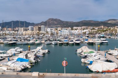 Puerto, İspanya 'nın Benalmadena marinası, Costa Del Sol 24 Şubat Cuma günü