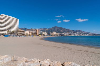Fuengirola İspanya Playa los Boliches plajı Costa del Sol 'un mavi Akdeniz kıyısındaki güzel kumlu sahillerinden biridir.