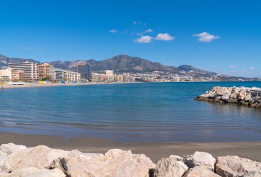 Fuengirola İspanya 'yı Playa los Boliches' ten mavi Akdeniz ve gökyüzü ile dağlara kadar izledi