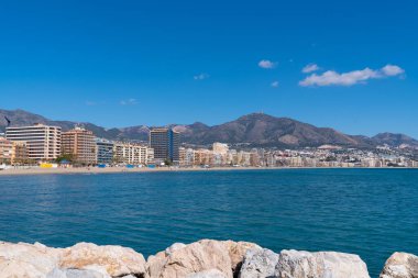 Fuengirola İspanya 'da Playa los Boliches' de oteller, daireler, dağlar ve mavi Akdeniz ve gökyüzü ile