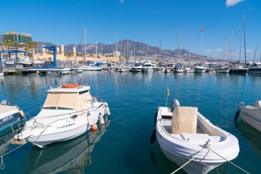 27 Şubat Pazartesi günü İspanya 'nın Fuengirola Puerto kentinde, Akdeniz marina güneşinde tekne ve yatlar, Costa Del Sol