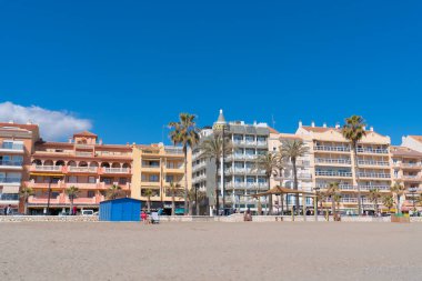 Playa de San Francisco güzel kumlu sahil Fuengirola, İspanya 'da açık mavi Akdeniz, Costa Del Sol 27 Şubat Pazartesi günü