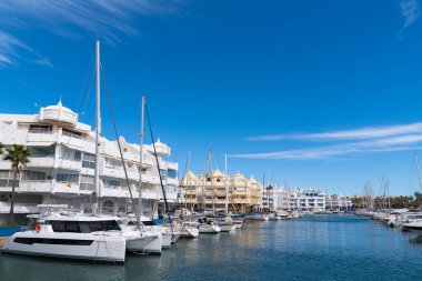 İspanya 'nın Benalmadena kenti yakınlarındaki lüks apartman ve restoranlar, 28 Şubat 2023 Salı günü Costa Del Sol