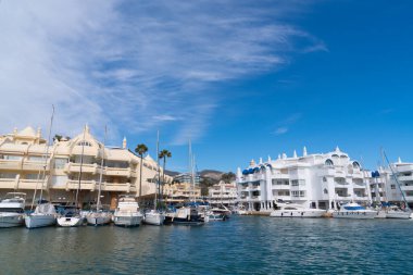 28 Şubat Salı günü Benalmadena, İspanya, Costa Del Sol 'da yelkenli tekne ve yatları olan Torremolinas yakınlarındaki İspanyol marinası.