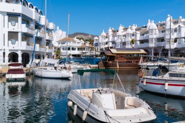 28 Şubat Salı günü Benalmadena, İspanya, Costa Del Sol 'da yelkenli tekne ve yatlarla Torremolinas yakınlarındaki Marina