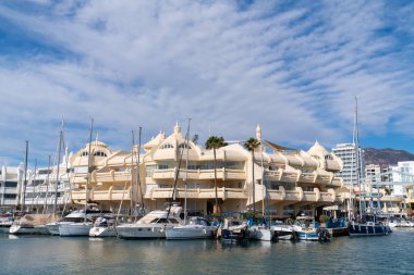 Benalmadena Marina yelkenli tekne ve yatlar için lüks liman Benalmadena, İspanya, Costa Del Sol 28 Şubat Salı günü