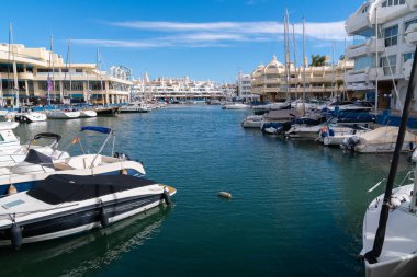 28 Şubat 2023 Salı günü İspanya 'nın Benalmadena kentinde mavi gökyüzü ve deniz kenarı Costa Del Sol lüks limanına demirlemiş tekneler