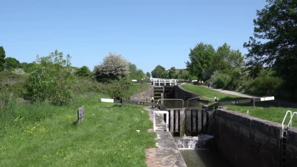 Devizes Caen Locks Flera Slussportar Kennet Och Avon Kanalen Wiltshire — Stockvideo