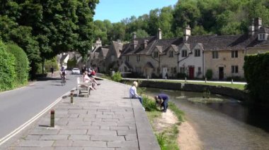 24 Mayıs 2023 Çarşamba günü İngiltere 'nin başkenti Wiltshire' da bulunan Chippenham, Combe Şatosu yakınlarındaki güzel Combe kasabasında turistler ve ziyaretçiler