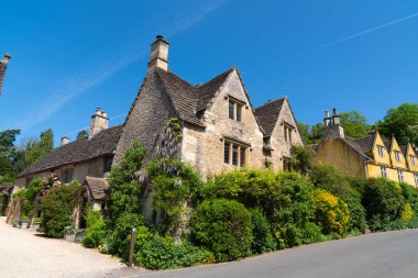 İngiltere 'nin Chippenham yakınlarındaki Cotswolds Doğal Güzellik Bölgesi' ndeki Wiltshire 'daki Şato Combe binaları ve evleri.