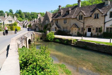 Combe Wiltshire Şatosu. İngiltere 'nin Chippenham yakınlarındaki Cotswold Doğal Güzellik Bölgesi' ndeki güzel bir köy boyunca akan Brook nehri kıyısında.