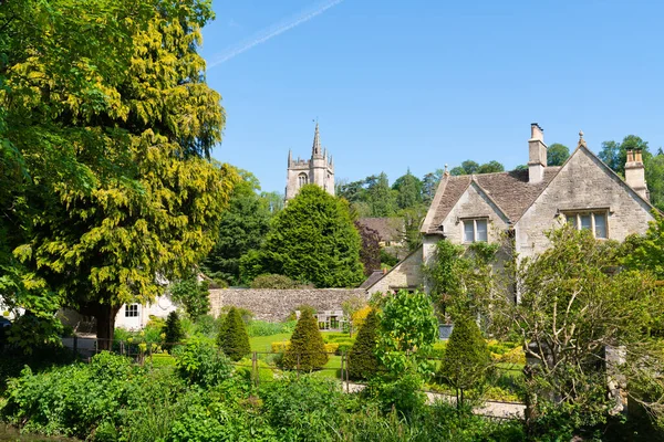 英国威尔特郡的村庄和教堂城堡科姆村景观 — 图库照片