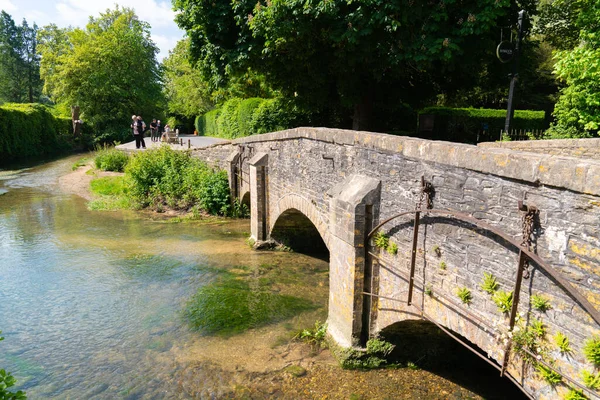 Γέφυρα Στο Ρεύμα Brook Στο Όμορφο Χωριό Castle Combe Wiltshire — Φωτογραφία Αρχείου