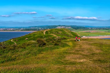 Brean Down, İngiltere 'nin yeşil kırsallı Somerset yarımadasında yürüyor.