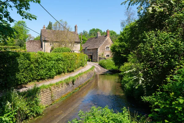 Lacock Ford Wiltshire Engeland Stroom Het Mooie Dorp Toeristische Bestemming — Stockfoto