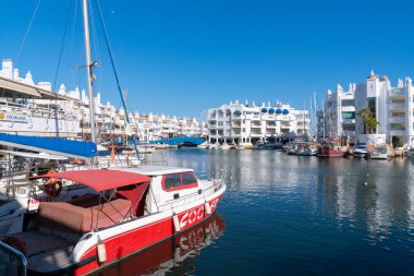 Benalmadena Marina Costa del Sol 2 Mart Perşembe günü İspanya 'nın Benalmadena şehrinde yelkenli tekneleri ve yatları ve güzel mavi gökyüzü ve deniz Benalmadena ile