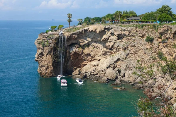 Küste Wasserfall Und Boote Antalya Türkei Mit Schönen Blauen Mittelmeer — Stockfoto