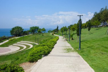 Sahil yolu Antalya Türkiye 'nin şehir yakınlarındaki yeşil alan manzarası