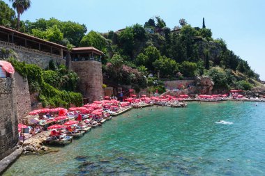 20 Haziran Salı günü Türkiye 'nin Antalya kentindeki eski marinada yükseltilmiş bir platforma inşa edilmiş turistlerin bulunduğu Kaleici plajı