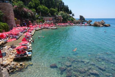 20 Haziran Salı günü Türkiye 'nin Antalya kentindeki eski marinada yükseltilmiş bir platforma inşa edilmiş turistlerin bulunduğu Kaleici plajı