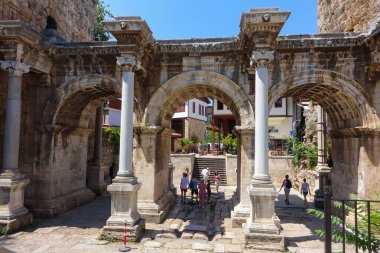 20 Haziran Salı günü Türkiye 'nin Antalya kentindeki Hadrian' ın Roma Kapısı turizm beldesi Antalya 'da turist ve ziyaretçiler