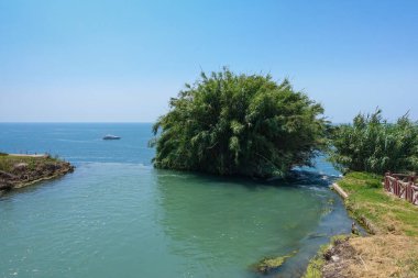 Antalya Türkiye, Akdeniz kıyısında mavi deniz ve gökyüzü ile Duden Şelaleleri 'nin tepesinden aşağı bakıyor.