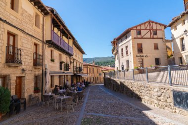 Turistler ve ziyaretçiler, 25 Eylül Pazartesi günü İspanya 'nın Kastilya ve Leon kentindeki güzel Frias kasabasında bir kafede güneşin tadını çıkarıyorlar.