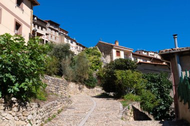 Burgos 'un Frias köyüne giden yol Kastilya ve Leon, İspanya, 