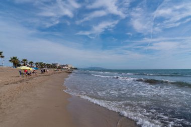 Playa Morro de Gos 'un Oropesa del Mar plajı, Akdeniz ve Benicassim ile Marina D' or arasında Costa del Azahar, İspanya dalgaları.